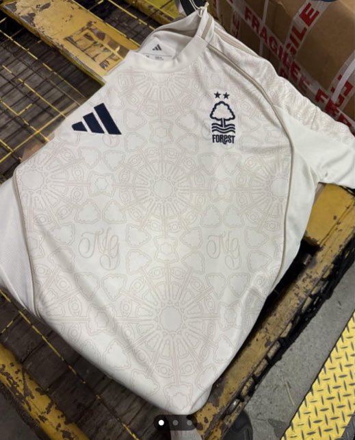Nottingham Forest 2025-26 Away Kit